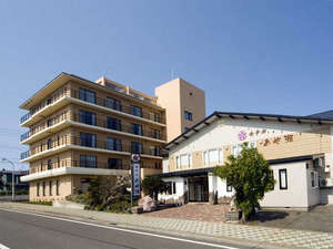 「利尻富士温泉　ホテルあや瀬」の*利尻の自然と最高のおもてなしでお迎えします。