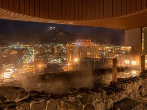 【大浴場/露天風呂】函館ならではの夜景を愉しみながら、特別なひと時をお過ごしください。