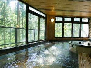 大浴場　外は一面の緑☆彡　静かにのんびり温泉に浸かってください(*^▽^*)