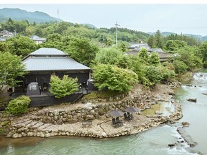 「嬉野河畔に佇む日本のリゾート　和多屋別荘」の敷地中央を流れる嬉野川ほとりで、心身を整える河畔サウナでリフレッシュ