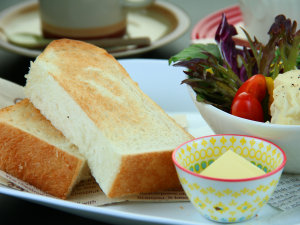 #無料朝食　ふわふわの食パンに温かいスープが沁みわたる軽朝食。