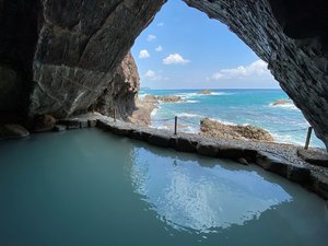 大洞窟温泉忘帰洞。名湯と太絶景に浸りながら、ここでしか過ごせない特別な時間をお楽しみいただけます。