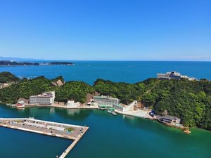 「南紀勝浦温泉　ホテル浦島」の全景。半島すべてがホテルの敷地です。