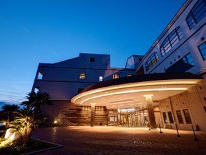「ホテル青島サンクマール」の正面入口(夜)