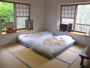 「富士箱根ゲストハウス」の落ち着いた雰囲気の和室でゆっくりとおくつろぎください。