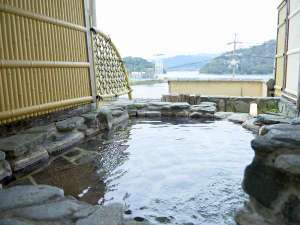 客室専用露天風呂からは浜名湖の景色が一望できます