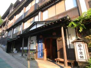 「野沢温泉　千歳館」の外観　当館は野沢温泉でも数少ない木造の和風旅館です。