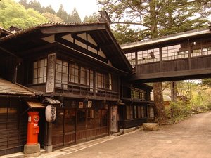 「法師温泉　長寿館」の明治８年築の本館。江戸時代の旅篭の面影を残す