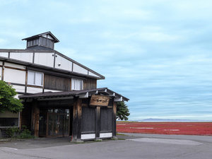 「さんご草の郷　能取の荘　かがり屋」のさんご草が赤く染まる景色は圧巻