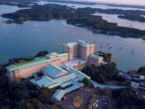 「賢島宝生苑」の賢島宝生苑　外観　夕景(ドローンによる撮影)