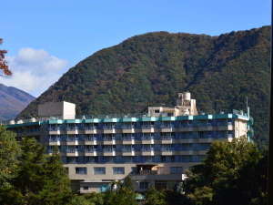 「鬼怒川ロイヤルホテル【伊東園ホテルズ】」の渓谷沿いに建つ鬼怒川ロイヤルホテル