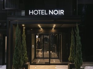 「HOTEL　NOIR(ホテルノイル)鹿児島中央駅」の外観／商店街(一番街)側入口