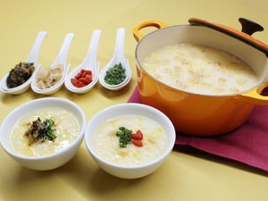 「大分センチュリーホテル」の「中華料理李白特製松の実入り中華粥」丹念に煮込んだ鶏だしと、お米マイスターが厳選したお米を使用。