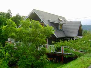 「山荘楽時屋」の緑いっぱいの自然に囲まれた一軒家です。近くにはスキー場と温泉施設があります
