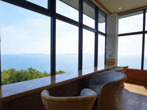 〔喫茶室〕瀬戸内海に面したカウンターがある喫茶室。綺麗な景色を眺めながらのんびりとお過ごしください
