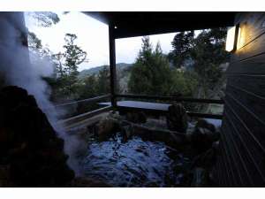 「高鶴山荘」の宿泊者限定の展望岩風呂は天然温泉たかつる温泉です（有料）