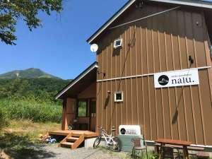 「niseko　guesthouse　nalu.」の夏の外観