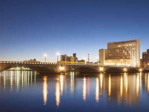 「ホテルオークラ新潟」の新潟市のシンポル「萬代橋」ホテルは萬代橋の袂に位置しています