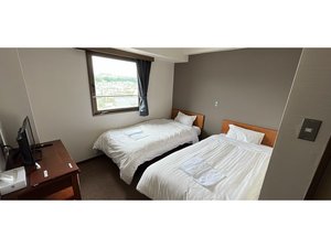 デュベスタイルのベットを使用したツインタイプのお部屋です。快適にお過ごし頂ける空間となっております。