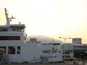 「旭屋旅館」の小豆島で一番船の発着が多い港、土庄（とのしょう）港から見えます！