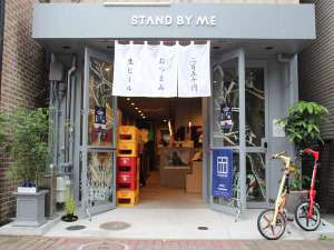 「Hostel　STAND　BY　ME」の一階は立ち飲み居酒屋♪　二階と三階はホステルの構造。福岡の情報も交換できる場所です。