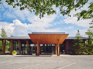 「ホテルインディゴ軽井沢」のスタイリッシュで迫力ある木造建築が特徴のホテルエントランス。