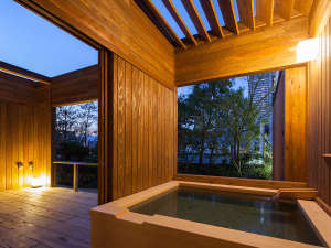 木の香清々しい桧風呂でプライベートな湯浴みを愉しめるゲストルーム（ジャバニーズスパスイート）