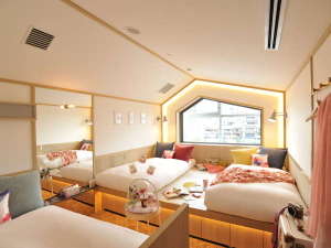 「ＣＡＦＥＴＥＬ　京都三条　ｆｏｒ　Ｌａｄｉｅｓ（カフェテル）」のひとつひとつデザインがちがう３人いっしょに泊まれるお部屋。