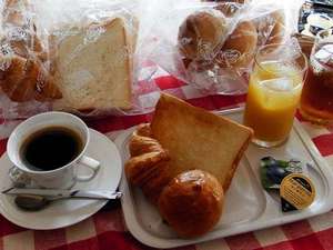 数種のパンと飲み物の朝食サービス