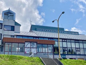 「まつだい芝峠温泉　雲海」の芝峠の高台に建つ一軒宿