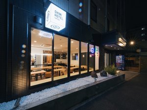 「ＯＫＩＮＩ　ＨＯＴＥＬ　ｎａｍｂａ」の朝食会場　外観　夜