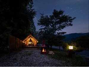 澄んだ空に満点の星空。焚火をしながら星空観賞ができる貴重な時間。