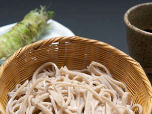 *自慢の「手打ち蕎麦」が好評です！小菅村の特産品「ワサビ」と一緒にどうぞ♪（料理一例）
