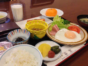 朝食は和食セットをご用意。