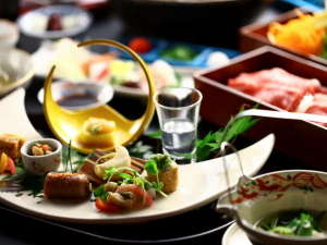 和食会席のメインは選べるお鍋。「和牛すき焼き」「和牛しゃぶしゃぶ」「海鮮しゃぶ」より選択。