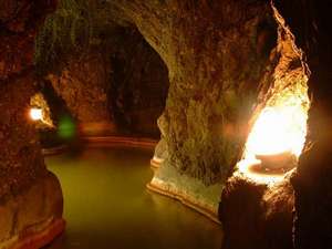 全長33メートルに及ぶ幻想的な洞窟風呂