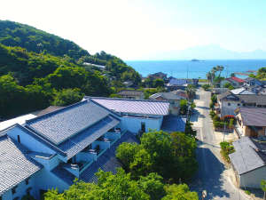 「大洞窟の宿　湯楽亭」の大洞窟温泉　湯楽亭を上から望む