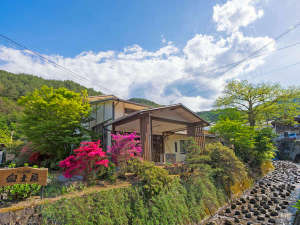 「田沢温泉　富士屋」の外観/つつじや山桜が咲く自然に囲まれtた静かな山あいのお宿でございます。