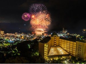 「亀の井ホテル　熱海」の熱海海上花火大会と熱海市街、相模湾の夜景