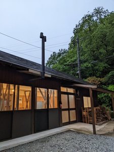 「掘っ立て小屋遊々」の宿泊棟入り口