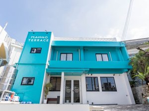 「MAHHO　TERRACE」の青い建物なのですぐわかります