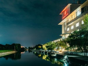 「亀の井ホテル　柳川」の【外観（夜）】川下りを眼下に望む、お堀沿いに建つ温泉ホテル