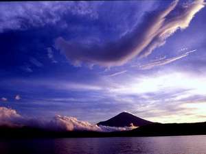 「フォレストリゾート　山中湖秀山荘」の海抜１０００ｍの高原リゾート“山中湖”。富士山に最も近い湖の湖畔に佇む当館「秀山荘」。