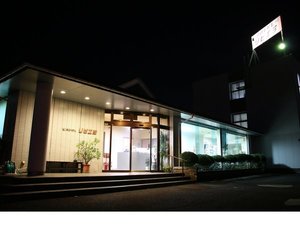 「ビジネスホテルリビエラ」の敦賀駅から車で５分、無料駐車場有、敷地内にコインランドリー有。