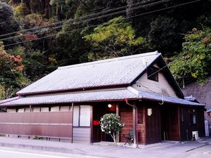 「古民家一棟貸しの宿「熊のや」」の建物全体