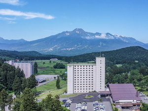 「アパホテル＆リゾート〈上越妙高〉」の外観　本館全室から妙高山を一望できます。
