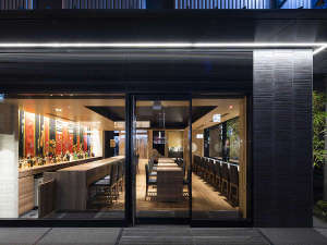 「京都祇園ユウベルホテル」の【外観・夜】おしゃれなcafe＆bar祇園359が併設させています