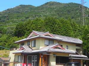 「料理旅館　宮妻荘」の山の中の旅館です