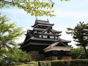 国宝松江城は、当ホテルより徒歩約20分。天守閣からは宍道湖や松江の町並を一望できます。