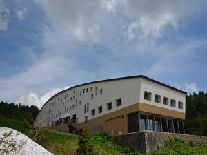 「富山県　立山荘」の夏季外観